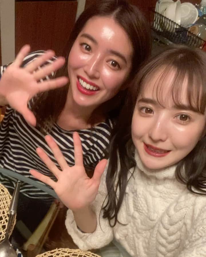 平木愛美のインスタグラム：「love、、🐶❤️ほっこり。 ちえみちゃんの自然薯お鍋。しあわせ。 ほんっとに美味しかった〜👼 . 昨夜撮影おわりに、おうちにお邪魔しました☺︎ ふたりで、たーのしい夜🌜 . （わたしの声が高くてうるさいねしつれいいたします🙇‍♀️） . そして帰宅してお風呂はいって、自宅ように安定の好きなチーズケーキをひとりひそひそとつくる夜中。 本日の撮影あいだに冷やしておいたのです。 いまから食べよっと。笑  おやすみなさい💕  #愛 #おうちごはん」