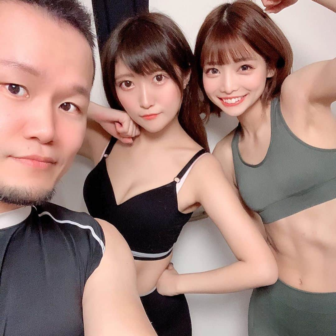 米倉みゆさんのインスタグラム写真 - (米倉みゆInstagram)「. めぐちゃんとペアトレ💪🏻⚡️⚡️ . 2人とも下半身トレーニングでした！ この日は携帯3台でインスタライブ配信しながら トレーニングしたよ🙇 みんな見てくれたかなー？💁🏻‍♀️📣 . 最近タイトスカート履くと お尻変わったきがしてる！！ ぷりんっとしたいな🍑🍑🍑 . . 恵比寿にあるパーソナルトレーニングジム LAKAS @kengo6010  米倉みゆの紹介で！と言っていただくと KENGOさんのトレーニングが初回2500円で受けられます💪💪 . . LINEで完結する『リモトレ』 も今だと初月無料みたいです！忙しくてなかなかジムに通えない方もぜひ！ . . #KENGO #プライベートジム #パーソナルジム #ジム女子 #ジムウェア #ジム通い #ジムトレーニング #ジム活 #ジム初心者 #パーソナルトレーニング #恵比寿 #japanesegirl #bodymake #beautygirl #hipup  #美活 #トレーニング動画 #トレーニングウェア #トレーニング女子 #バックショット #トレーニングジム #リモトレ #オンラインダイエット #リモートトレーニング #美尻 #美尻トレーニング #尻 #尻トレ #桃尻 #尻トレーニング」2月15日 0時07分 - yone__miyu630