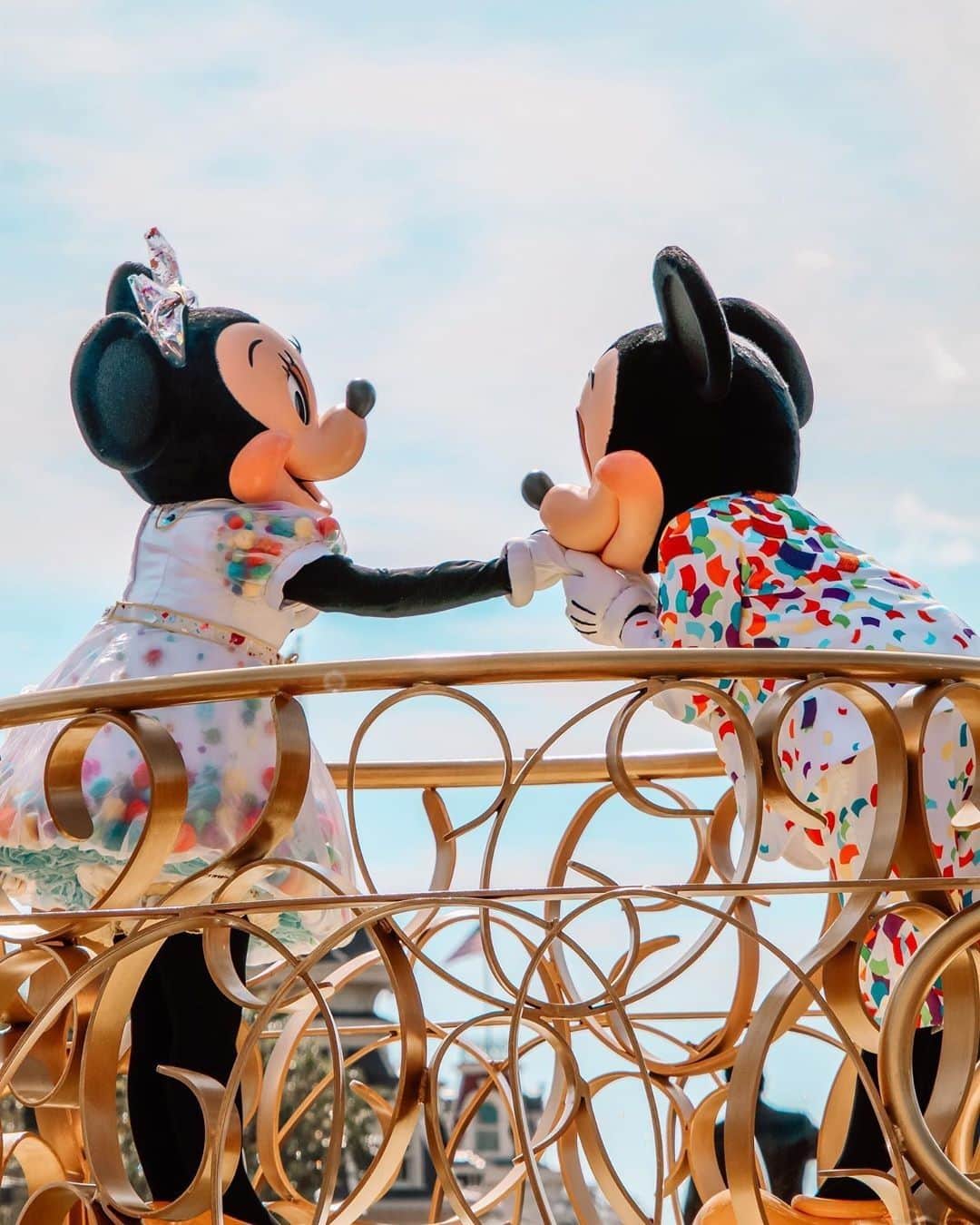 のインスタグラム：「Love is in the air! Happy Valentine’s Day! ✨❤ Tag your Valentine below. 👇 #ValentinesDay #WaltDisneyWorld (📷: @wdw.pics)」