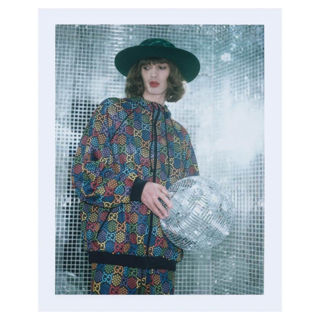 グッチさんのインスタグラム写真 - (グッチInstagram)「Channeling the spirit of an imaginary nightclub in the 1970s, imagery from the #GGPsychedelic campaign unveil the special collection: a hooded parka, a sweatshirt and jogging pants embellished with a multicolor GG and stars print. Discover more through link in bio. @alessandro_michele #AlessandroMichele」2月15日 0時00分 - gucci