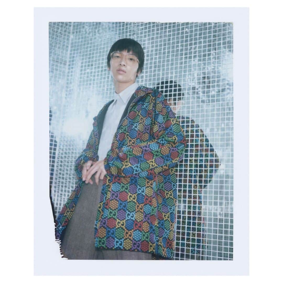 グッチさんのインスタグラム写真 - (グッチInstagram)「Channeling the spirit of an imaginary nightclub in the 1970s, imagery from the #GGPsychedelic campaign unveil the special collection: a hooded parka, a sweatshirt and jogging pants embellished with a multicolor GG and stars print. Discover more through link in bio. @alessandro_michele #AlessandroMichele」2月15日 0時00分 - gucci