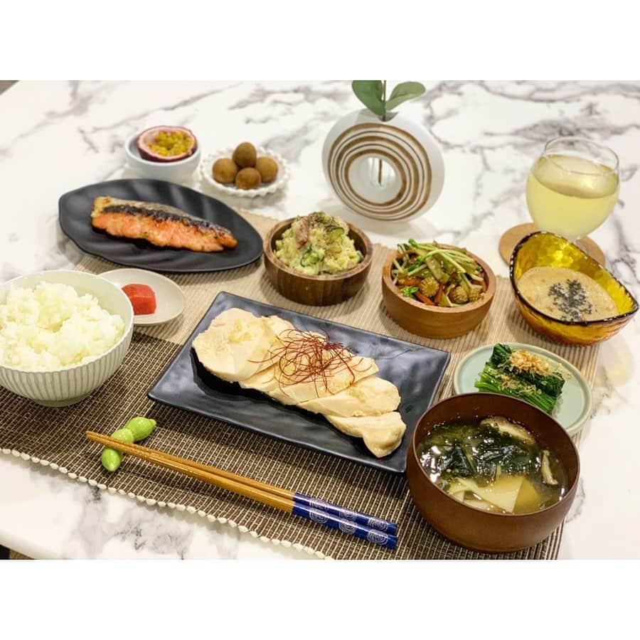 中村明花 Foodさんのインスタグラム写真 - (中村明花 FoodInstagram)「.﻿ 大人ごはんと娘ごはん☺︎﻿ .﻿ 👧🏻ポテトサラダ→👨🏻ミョウガと粒胡椒をプラス﻿ 👧🏻納豆→👨🏻生卵をプラス﻿ 👧🏻ブロッコリーの茎と人参のきんぴら→👨🏻豆苗をプラス﻿ 👧🏻鶏胸肉の鶏ハム→👨🏻ネギソースをかける﻿ .﻿ .﻿ こんな感じで娘のものを先に取ってから大人ごはんにプラスしていきます。﻿ .﻿ ポテトサラダには辛味をとったたっぷりの玉ねぎのスライスを入れて食べるのが好きな細貝家。﻿ 娘はまだ生の玉ねぎは苦手みたいでそのままだと食べられないのですが、﻿ ポテトサラダに入れると食べてくれます☺︎﻿ .﻿ 刺激が強いので娘のポテトサラダには少しだけしか入れてないけど🧅﻿ .﻿ 苦手なものも好きなものに混ぜ込んで少しずつ味に慣れてもらいながら食べてくれるようにしています^ ^﻿ .﻿ ちなみにこのポテトサラダには前日に余ったカボチャの煮物も混ぜているのですが、 カボチャの煮物を混ぜたポテトサラダの方が味に深みも出るし少し甘くなって娘の食いつきも良いです👌 .﻿ . 📖「夫婦のきずなごはん」&「1回のお買い物で3日献立　夫婦のきずなごはん」発売中 ﻿ #タイで作る日本食 #cooking #Japanesefood」2月15日 0時08分 - sayaka_nakamura_food