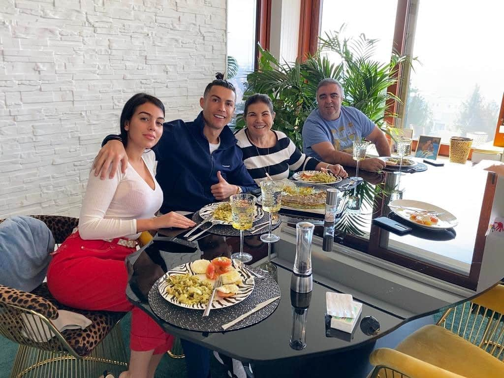 クリスティアーノ・ロナウドさんのインスタグラム写真 - (クリスティアーノ・ロナウドInstagram)「Family’s  lunch ❤️」2月15日 0時10分 - cristiano