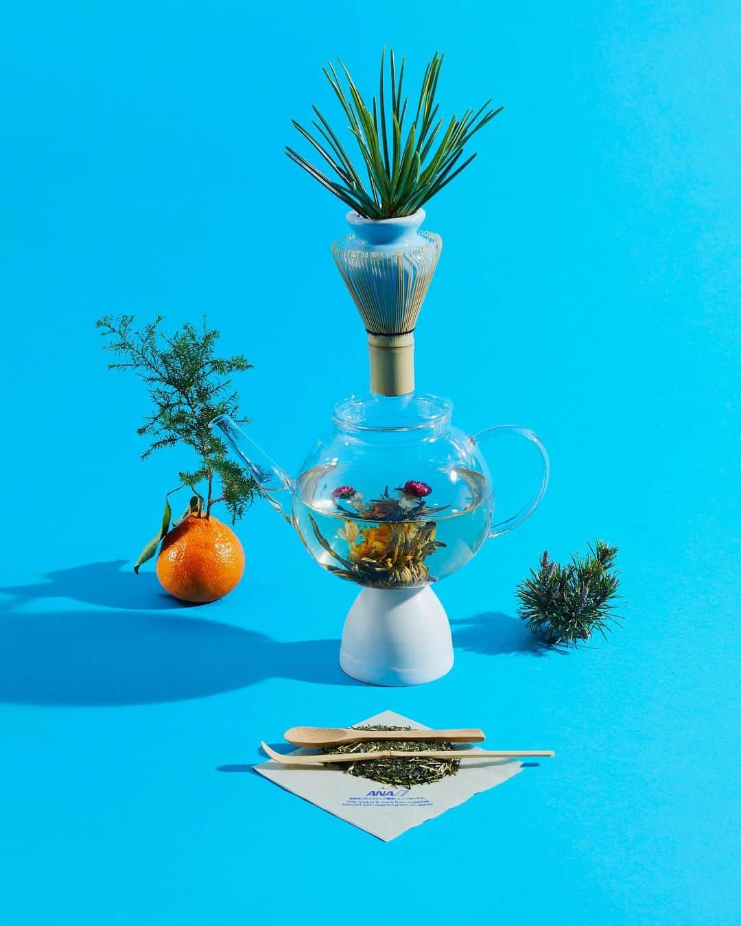 All Nippon Airwaysさんのインスタグラム写真 - (All Nippon AirwaysInstagram)「Want some tea on #Ikebana? Well, it’s the Japanese art of flower arrangement and for 2020 we decided to get a little freaky with it. . We collaborated with @buunch studio in NYC to take traditional elements of both Japan and ANA and transform them into incredible arrangements. Keep a lookout for more to come! 🍵🍊」2月15日 0時10分 - allnipponairways