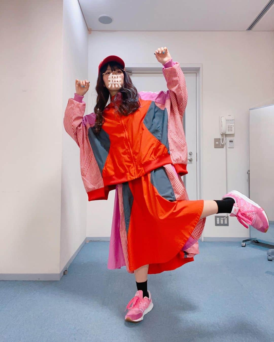 ぱいぱいでか美さんのインスタグラム写真 - (ぱいぱいでか美Instagram)「八千代ライブで着てた私服❤︎ バレンタインなのでとびきりラブリ〜 ꙳ #tops #skirt #setup #candystripper #cap #silasandmaria #sneaker #newbalance #俺はインスタグラマーになりてぇ  #八千代ライブ #バレンタイン #valentine ꙳ 空き時間暇すぎてなんの意味もない動画撮ったり(Twitter載せた) 変なポーズとか大暴れしながらセルフタイマーで自撮りしたりして 時間を潰していました。 Candyのセットアップ、今の自分の衣装に雰囲気似てるし 好きじゃないわけがなかった……！ 可愛すぎるやろがい。 派手でラブリーだけど ブリブリ過ぎないカジュアルなデザインで もうツボでしかないです。 バラバラで着ても絶対可愛いし 春先まで余裕で着れるし買ってよかったー！ そんでそれに合わせたかのような キャップもスニーカーも可愛いよね〜 バレンタインとか行事好きすぎて ちゃんとそういうタイミングで浮かれたいので ハッピーな服が着れてよかったよかった。 みんなの前でも着たいからなんかのタイミングで イベントでも着るね〜」2月15日 0時14分 - paipaidekami