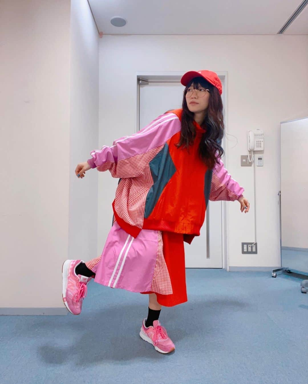 ぱいぱいでか美さんのインスタグラム写真 - (ぱいぱいでか美Instagram)「八千代ライブで着てた私服❤︎ バレンタインなのでとびきりラブリ〜 ꙳ #tops #skirt #setup #candystripper #cap #silasandmaria #sneaker #newbalance #俺はインスタグラマーになりてぇ  #八千代ライブ #バレンタイン #valentine ꙳ 空き時間暇すぎてなんの意味もない動画撮ったり(Twitter載せた) 変なポーズとか大暴れしながらセルフタイマーで自撮りしたりして 時間を潰していました。 Candyのセットアップ、今の自分の衣装に雰囲気似てるし 好きじゃないわけがなかった……！ 可愛すぎるやろがい。 派手でラブリーだけど ブリブリ過ぎないカジュアルなデザインで もうツボでしかないです。 バラバラで着ても絶対可愛いし 春先まで余裕で着れるし買ってよかったー！ そんでそれに合わせたかのような キャップもスニーカーも可愛いよね〜 バレンタインとか行事好きすぎて ちゃんとそういうタイミングで浮かれたいので ハッピーな服が着れてよかったよかった。 みんなの前でも着たいからなんかのタイミングで イベントでも着るね〜」2月15日 0時14分 - paipaidekami