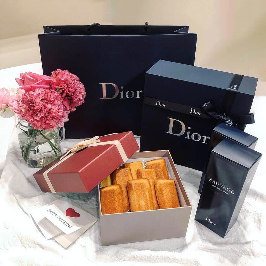 のインスタグラム：「❤️happy valentine❤️ バレンタインは、彼のリクエストで フィナンシェを焼いたよ🥰 上手に出来て良かった💕💕 お菓子作り、簡単で楽しかったからまたやりたいな💓 . プレゼントは、Diorのメンズアイテム🌹 あと、日頃の感謝を込めて小さなメッセージカード💌 . 喜んでもらえて良かった(*´꒳`*)💗 . #valentine #valentineday #present #バレンタイン #フィナンシェ #焼き菓子 #お菓子作り #dior #ディオール #プレゼント」