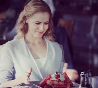 のインスタグラム：「Happy Valentine’s Day! May you find a loved one who looks at you the way Lucy (and I) looks at waffles. ❤️🧇 #fbf • • • #LoveOnceandAlways #brbofftogetsomewaffles #ineedwaffles #now」