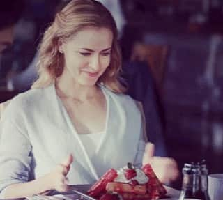 アマンダ・シュルのインスタグラム：「Happy Valentine’s Day! May you find a loved one who looks at you the way Lucy (and I) looks at waffles. ❤️🧇 #fbf • • • #LoveOnceandAlways #brbofftogetsomewaffles #ineedwaffles #now」