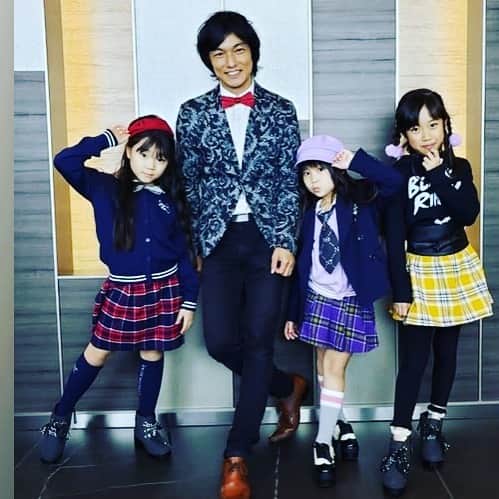 吉田ヒトシのインスタグラム：「昨年のRunway For Hope 2019記念写真  2018出演のunder7メンバーたちと。  #under7  #ファッションショー  #チャリティ #キッズモデル #吉田ヒトシ #美祐学園 #コムサ  @runwayforhope2010  @artisticmagazineview @artistic_magazine_view_men  @view_model_academy」