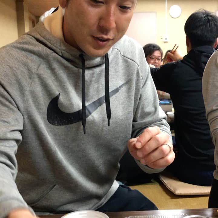 渡辺俊介のインスタグラム：「玉井差入れありがとう！ #日本製鉄かずさマジック #君津　#木更津　#富津　#袖ヶ浦 #サロマ湖牡蠣 #スタミナ会 #玉井大翔」