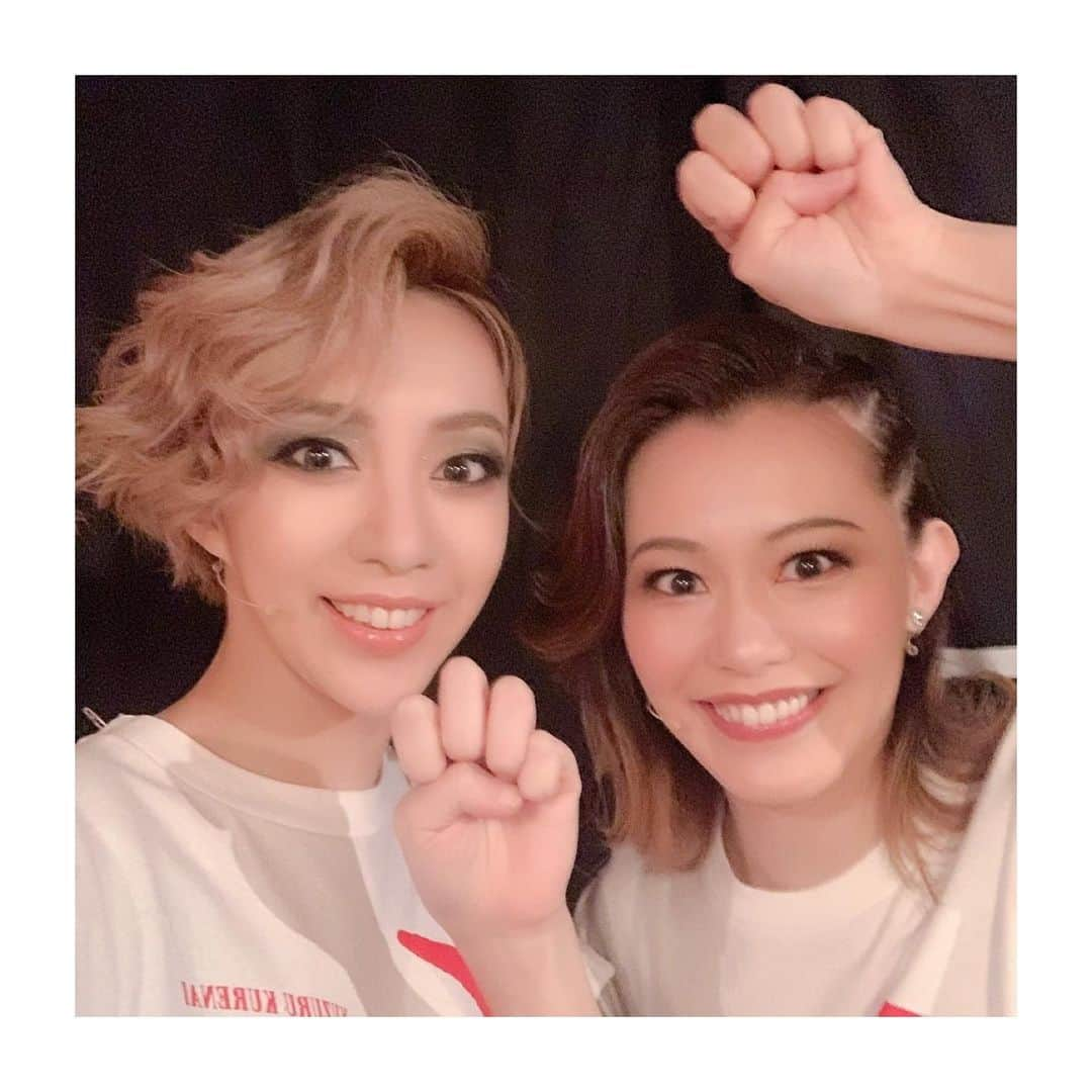 宇月颯さんのインスタグラム写真 - (宇月颯Instagram)「．﻿ ．﻿ ｢紅ｰing!!｣﻿ ﻿ 東京2日目はバレンタインデーイベントでした💝﻿ 東京公演3日という短い期間ではありますが、連日劇場に足をお運びくださるお客様、いつも温かい愛をありがとうございます！！﻿ ﻿ そして、東京公演からるりちゃん登場しました✨﻿ 再び同じ舞台に立てる喜びを感じております♡ᵕ̈*﻿ 嬉しいですねー💓💓💓﻿ ﻿ 2枚目の写真、るりちゃん一人VOGUE感凄くて、﻿ 3枚目の写真、いぶちゃんと2人、真似してVOGUE感出してみた(笑)﻿ 結果、面白くなっちゃったね🤣﻿ ﻿ ﻿ #紅ing﻿ #宝塚#演出#藤井大介 先生﻿ #紅ゆずる さん#さゆみさん﻿ #壱城あずさ さん﻿ #如月蓮﻿ #梅咲衣舞﻿ #十碧れいや﻿ #華鳥礼良﻿ #小南竜平 さん﻿ #田極翼 さん﻿ #ゲスト#美弥るりか さん#るりちゃん#東京公演﻿ #歌広場淳 さん#ゴールデンボンバー#金爆﻿ #宇月颯#とし﻿」2月15日 0時37分 - hayate_uzuki_official