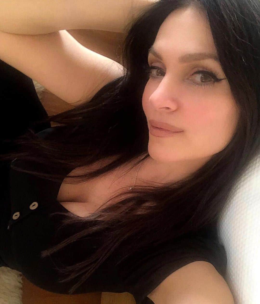 デニス・ミラーニのインスタグラム：「Happy Valentine’s Day! Wishing you a beautiful day filled with love and happiness.❤️❤️❤️」