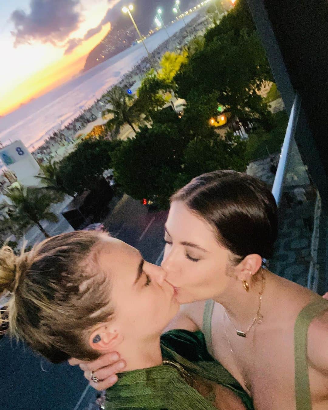 アシュレイ・ベンソンのインスタグラム：「A kiss with a cause. This Valentine’s Day when you share a photo of you and a loved one— a significant other, a friend, a pet—you can also raise awareness and help create a future with more survivors thanks to @su2c #KissCancerGoodbye campaign ❤️」
