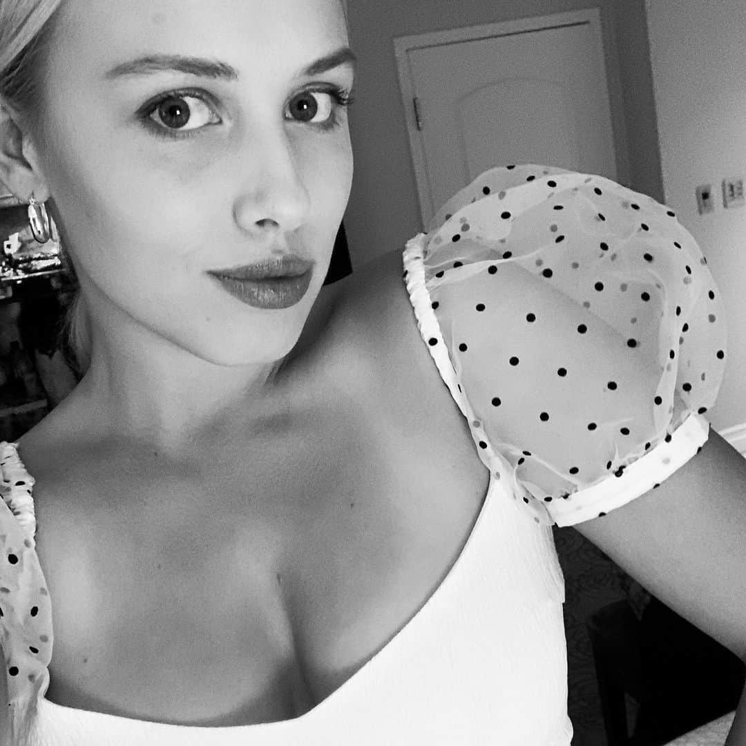 のインスタグラム：「XOXO」