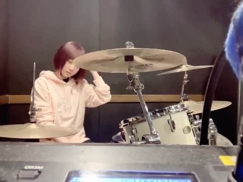 みさこのインスタグラム：「えらいぼーっとドラム叩いてる人🥁」