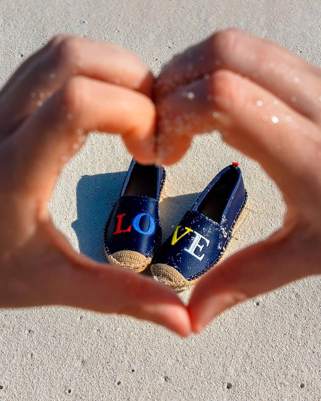 サシャ・カリスさんのインスタグラム写真 - (サシャ・カリスInstagram)「Happy Valentine’s Day! ❤️🌹 Any special plans? Tag your Valentine below ⬇️ LOVE shoes by @seastarbeachwear 💋💃🏼✨」2月15日 0時58分 - _bahamasgirl_