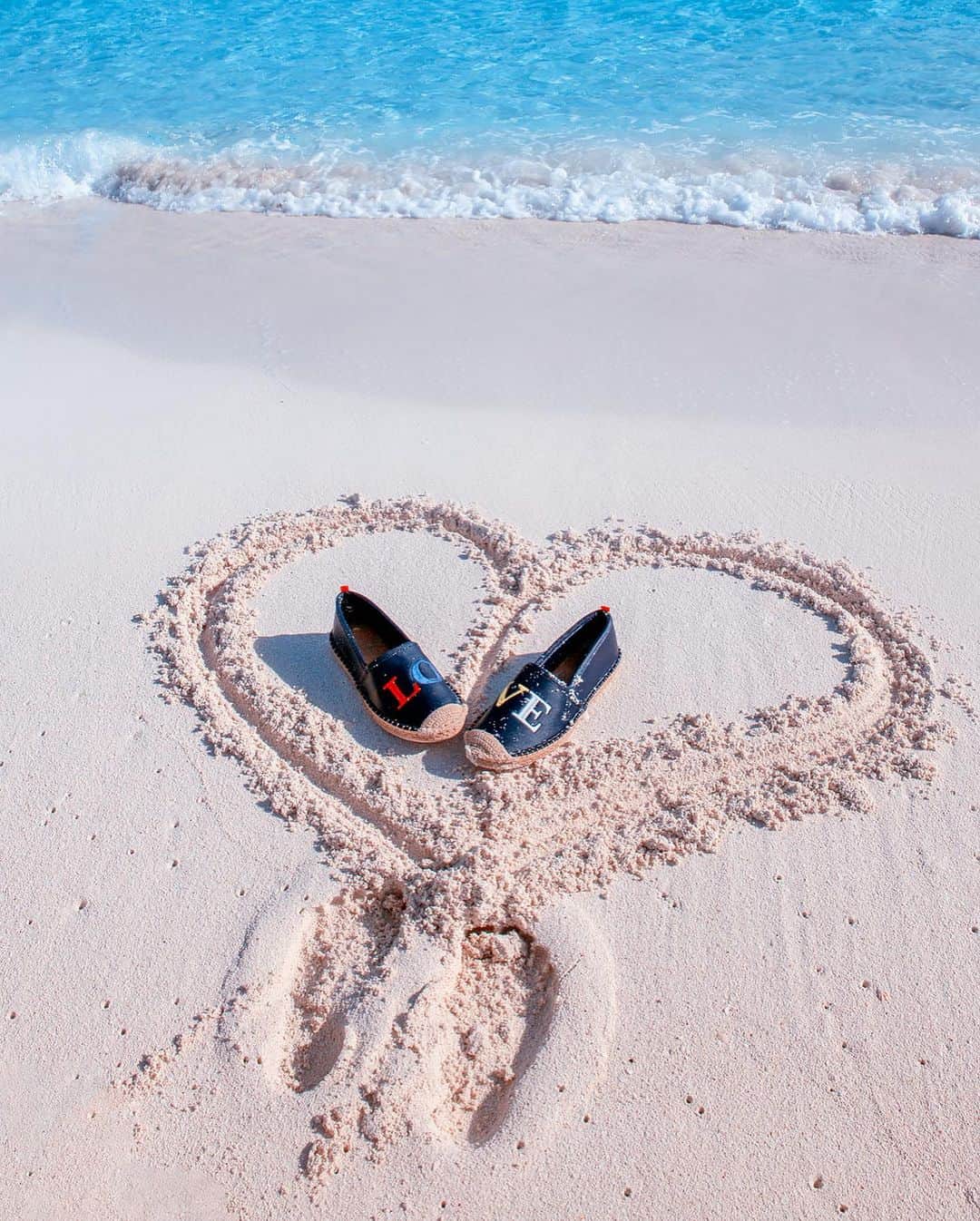 サシャ・カリスさんのインスタグラム写真 - (サシャ・カリスInstagram)「Happy Valentine’s Day! ❤️🌹 Any special plans? Tag your Valentine below ⬇️ LOVE shoes by @seastarbeachwear 💋💃🏼✨」2月15日 0時58分 - _bahamasgirl_