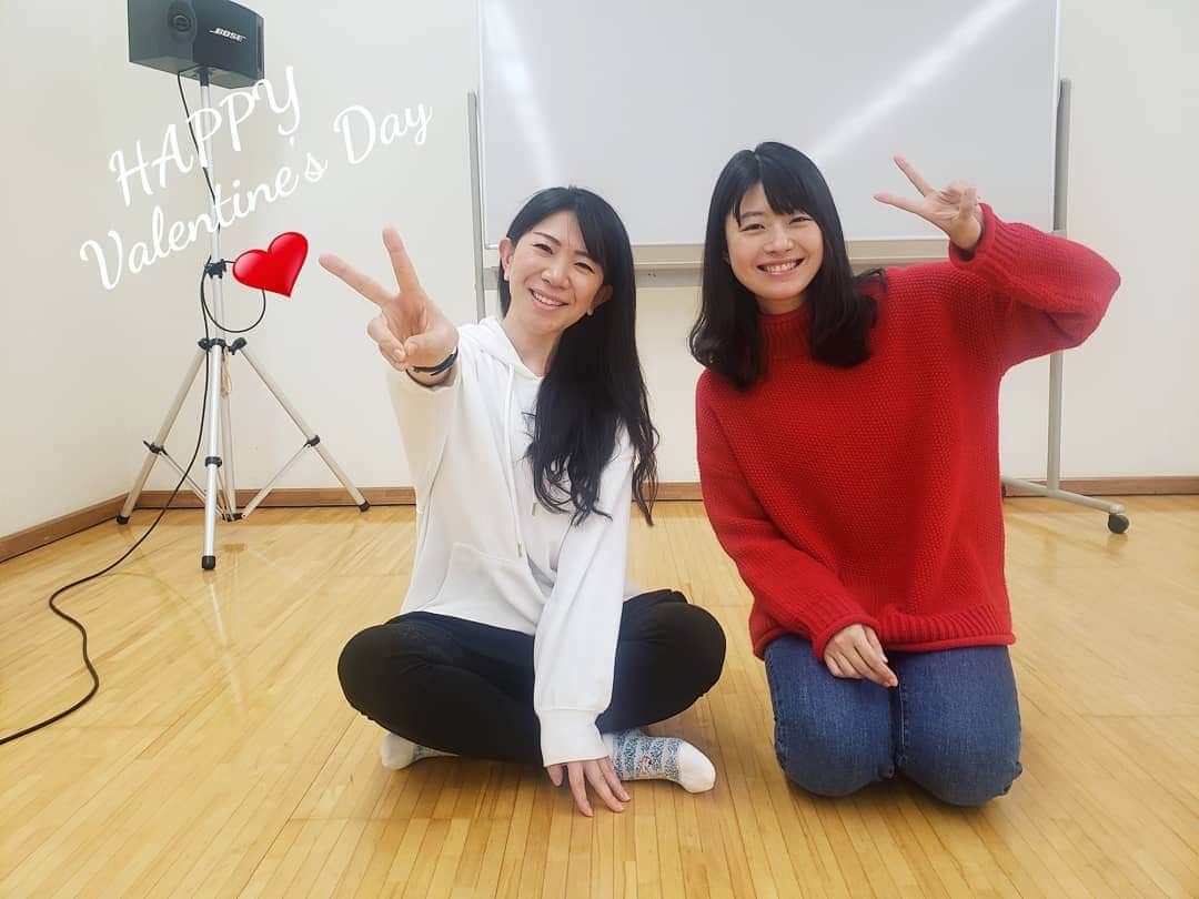 服部ひで子のインスタグラム：「太田兄さんの単独イベント、ありがとうございました。  楽しくて、まさにハッピーバレンタイン🍫✨でした(*^-^*)‼️ 。  鮫ちゃんと 🔴紅白⭕だぜ！  #よしもと新喜劇 #吉本新喜劇 #新喜劇 #鮫島幸恵 ちゃん #服部ひで子」