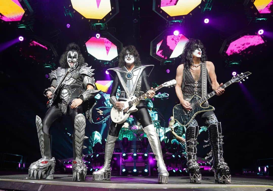 KISSさんのインスタグラム写真 - (KISSInstagram)「#KISS on the #EndOfTheRoad World Tour 2020.  What's your favorite song of the show on this leg of the tour?」2月15日 6時28分 - kissonline