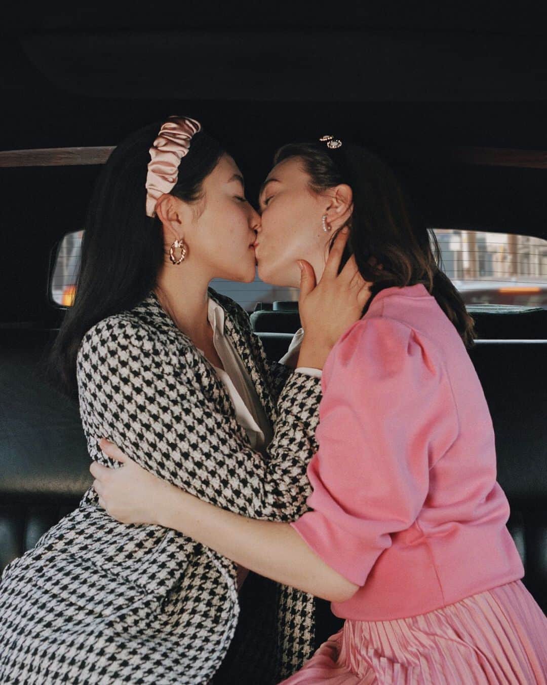 H&Mさんのインスタグラム写真 - (H&MInstagram)「"Kiss me | ”The perfect kiss is all about the connection. When the timing is right, you should just go for it.” This week we celebrate love with five iconic kisses. See them all on #HMMagazine」2月15日 1時00分 - hm