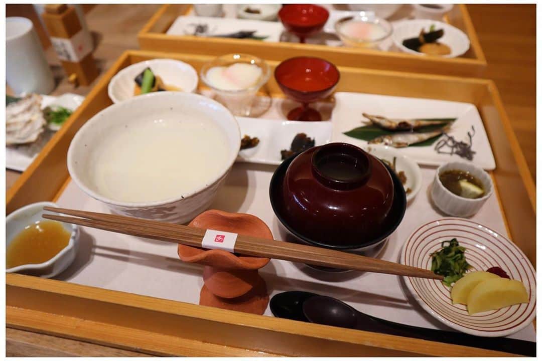佐藤愛子のインスタグラム：「とても美味しかった朝ごはん。 お粥の上に鯛をのせて、出汁をかけて食べました。  #お粥 #朝ごはん #伊勢せきや  #breakfast #japan #ise」
