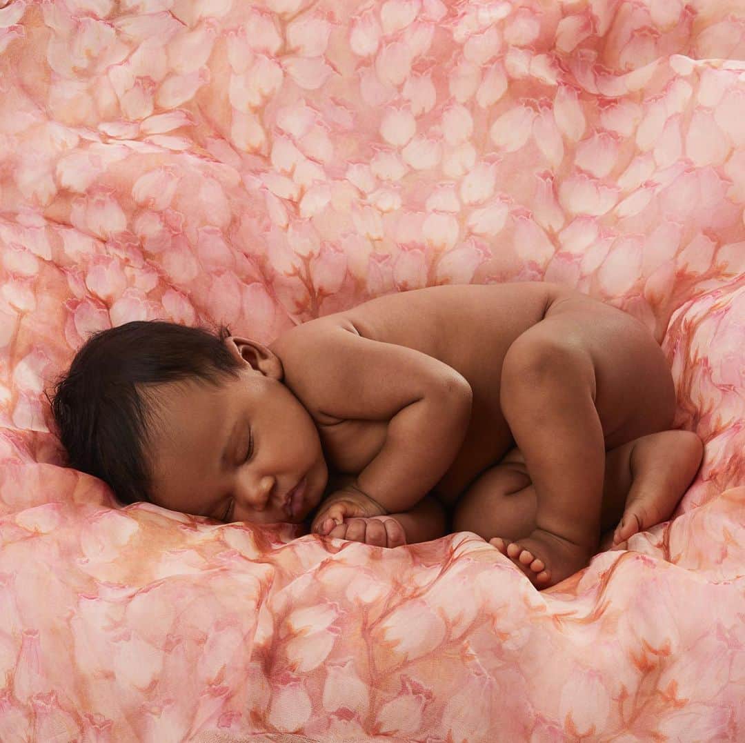 シャネル・イマンのインスタグラム：「My sweet baby girl @cassiesnowshepard She’s perfection 🎀🌷🌸 #7weeks 📸 @annegeddesofficial @blondeandconyc #blondestudios」