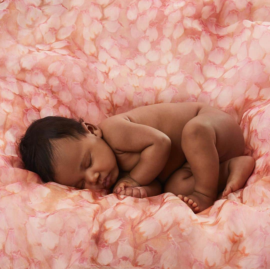 シャネル・イマンさんのインスタグラム写真 - (シャネル・イマンInstagram)「My sweet baby girl @cassiesnowshepard She’s perfection 🎀🌷🌸 #7weeks 📸 @annegeddesofficial @blondeandconyc #blondestudios」2月15日 1時21分 - chaneliman