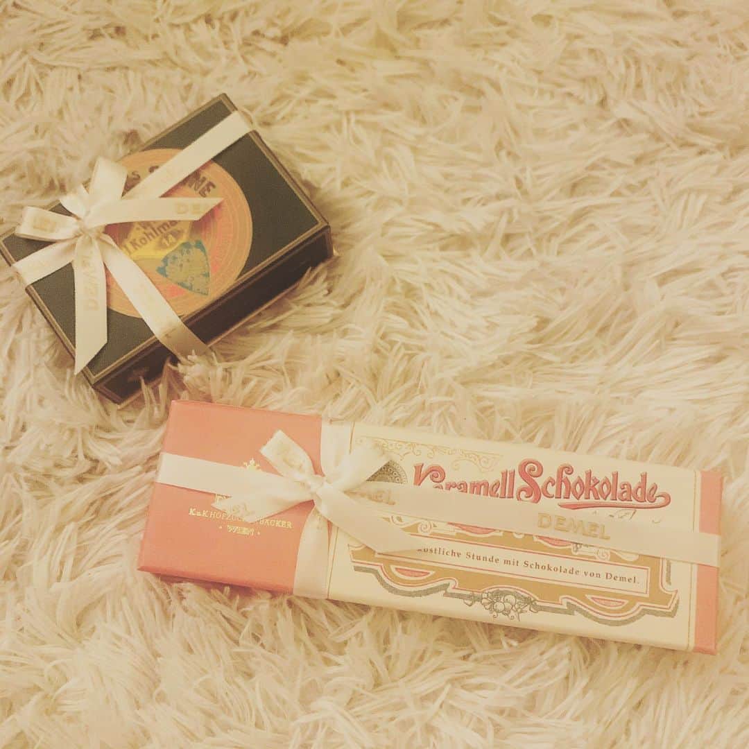 akikoさんのインスタグラム写真 - (akikoInstagram)「デメルの箱が好きすぎて、ついつい自分用に買っちゃう😍❤️😍❤️ #demel #chocolate #valentine #demel」2月15日 1時22分 - akikojazz