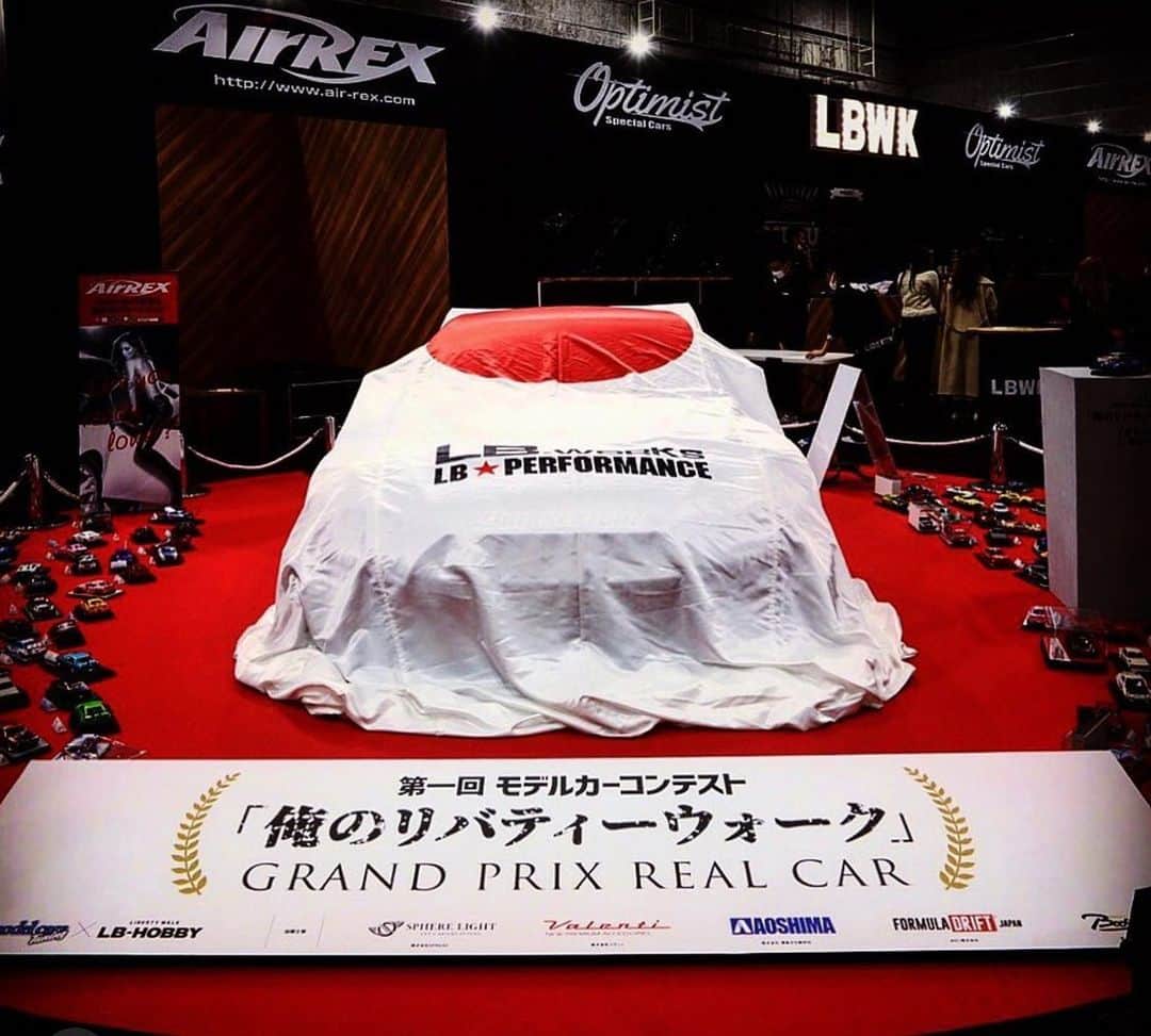 のインスタグラム：「Libertywalk自由に歩く！！！ LB★WORKS GTR😊 大阪メッセ2月15日明日の12時大阪メッセLB★BOOTHにてベールをぬぐ😊 第一回の俺のリバティーウォーク、グランプリに輝いた16歳の神谷君のプラモデルが！ 　1/1のリアルカーに作り上げで再現🙂  素晴らしい1台をお見せしましょう🙂 日本の子供達に乗り物の物作りの楽しを伝えましょう😊  @libertywalkkato @nissan #libertywalk#libertywalkkato#俺のリバティーウォーク#gtr#大阪メッセ#lbbooth#carsonic #yokohamatire#airrexsuspension #fiexhaust #japan#アンベール」