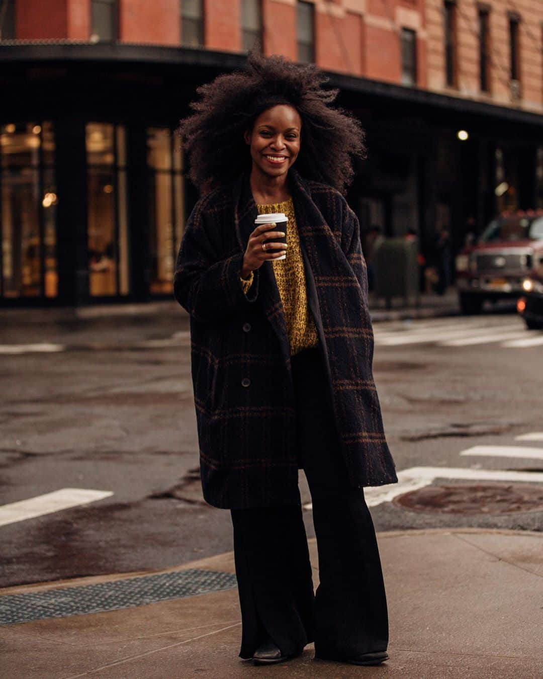 Vogue Parisさんのインスタグラム写真 - (Vogue ParisInstagram)「Swipe left for a selection of the best street looks spotted out and about at New York Fashion Week by @garconjon  #NYFW #StreetStyle」2月15日 1時33分 - voguefrance