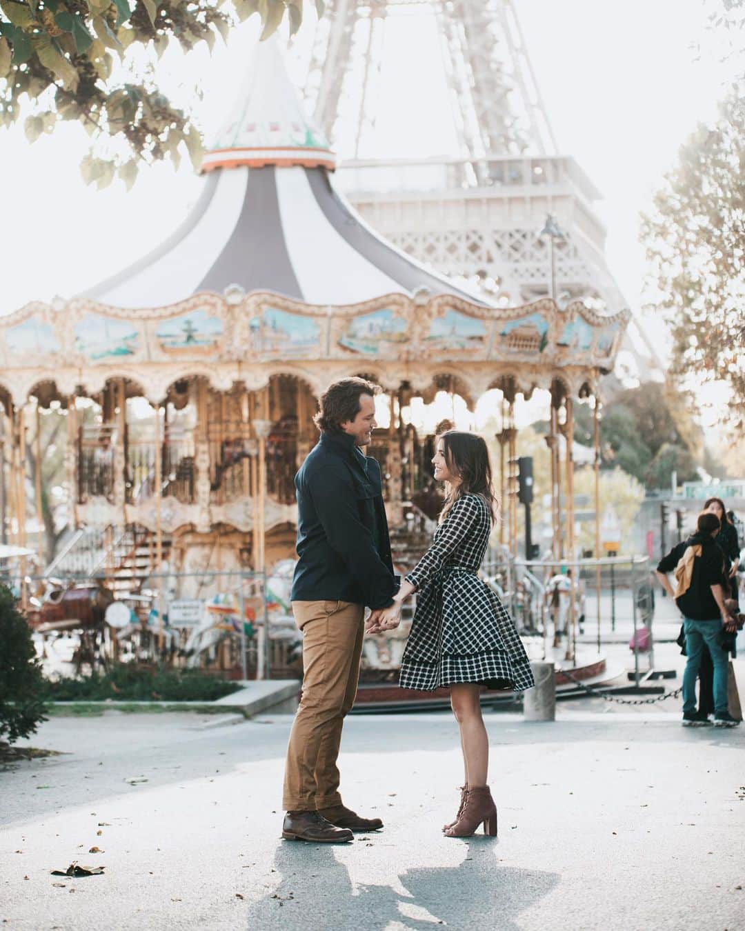 ケイト・ボイージェルのインスタグラム：「happy valentine’s to the guy who never complains when I wanna get just one last tourist pic 🎠🇫🇷❤️ love you @bretthughes6 !! 📸 by @19rivoli」