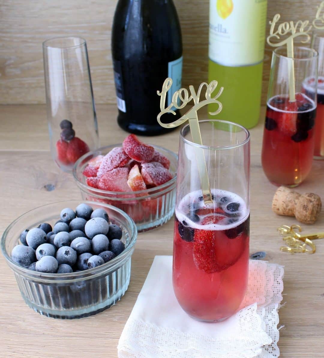 Dole Packaged Foods（ドール）のインスタグラム：「Say "Cheers!" to love this #ValentinesDay (and to the three-day weekend 😉) with this delectable, refreshing Berry Prosecco Cocktail! 🥂 💖」