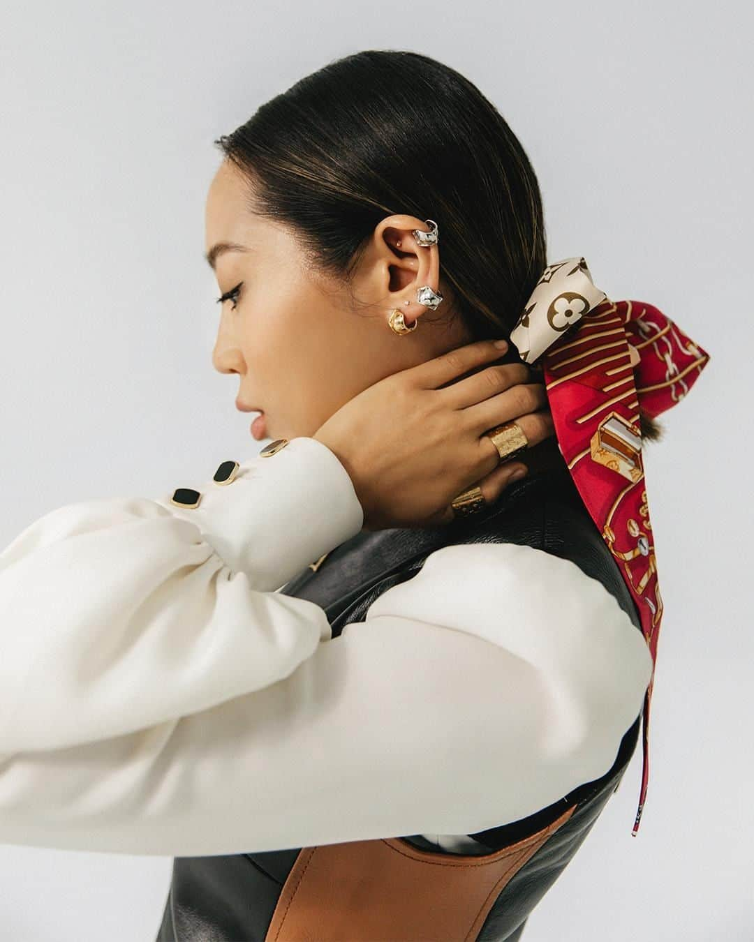 ルイ・ヴィトンさんのインスタグラム写真 - (ルイ・ヴィトンInstagram)「The Fifth Avenue Rosette. #AimeeSong adds a #LouisVuitton silk scrunchie to her hair for an upbeat but chic touch. Discover the wide variety styles of the latest textiles via link in bio.」2月15日 2時00分 - louisvuitton