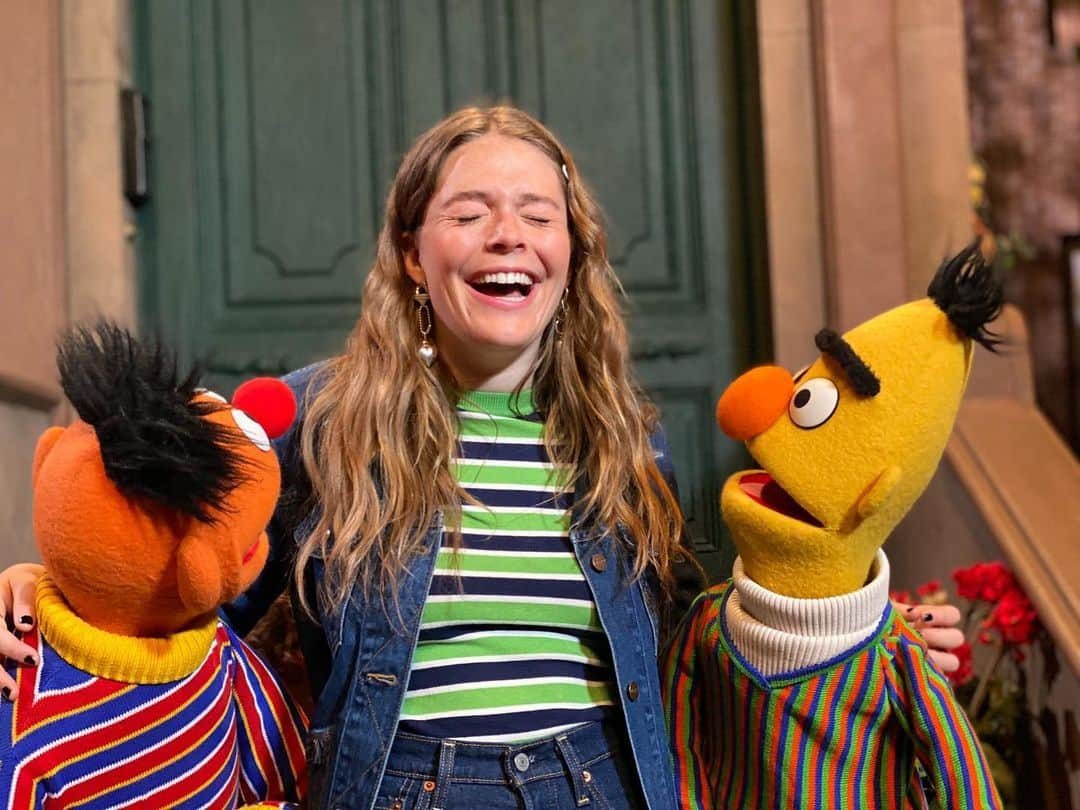 セサミストリートさんのインスタグラム写真 - (セサミストリートInstagram)「Spending this Valentine’s Day laughing with our friend @maggierogers on Sesame Street! 🧡💛💚 #Season51 • • • #sesamestreet #bert #ernie #bertandernie #valentines #valentinesday #maggierogers #besties #friends #bestfriends」2月15日 2時09分 - sesamestreet