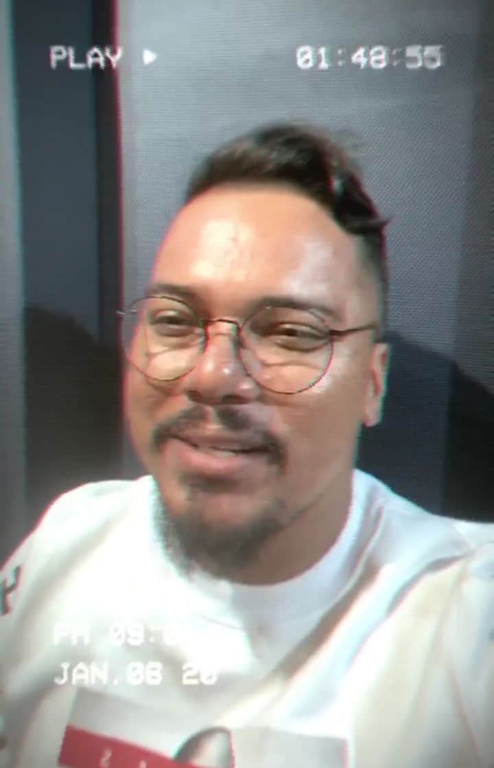 Sorriso Marotoのインスタグラム：「No final de 2019 tivemos que escolher uma das inéditas que estavam no repertório do DVD #SorrisoMarotoAMA pra ser o primeiro single do projeto. Veja como foi a gravação de base da música. #WebSérieAMA #AMA」