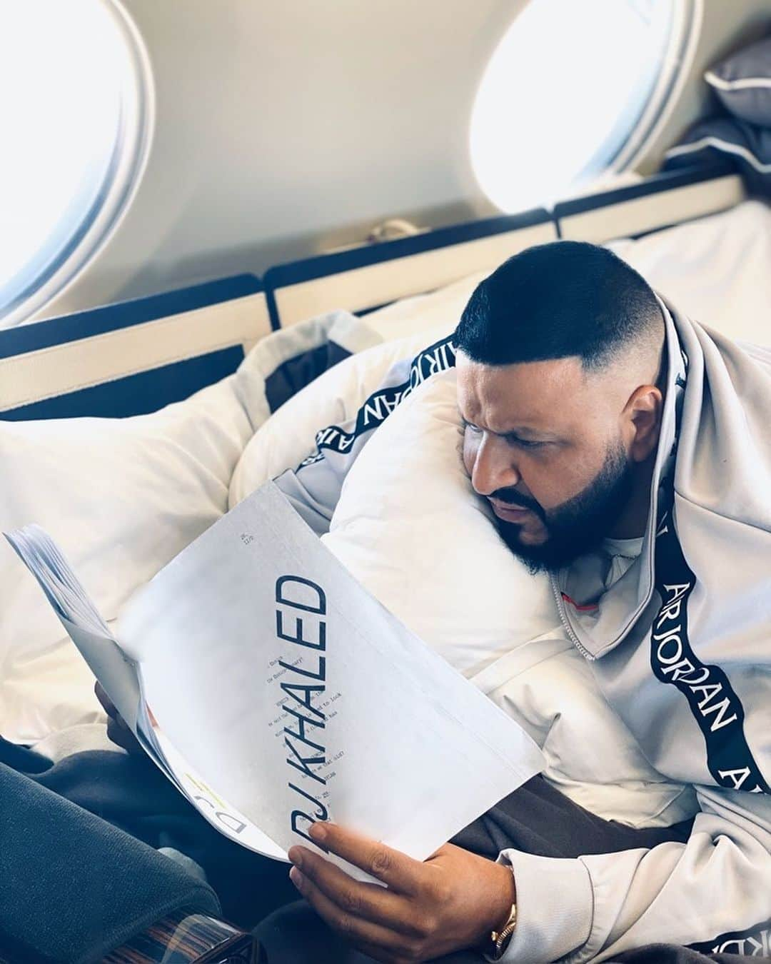 DJキャレドさんのインスタグラム写真 - (DJキャレドInstagram)「First Stop of the day! ATLANTA!! @tylerperry IM READY! It’s called reading the script at 50,000 ft in the air! IM ON MY WAY TO TYLER PERRY STUDIOS!! 🎞  Swipe to capture real time ! @tylerperry」2月15日 2時35分 - djkhaled