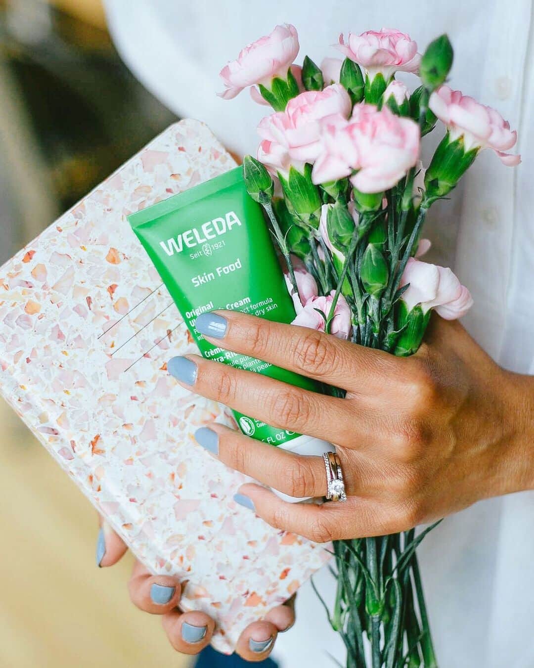 Weledaのインスタグラム：「It’s no secret that we love flowers! 🌸In honor of Valentine’s Day, enjoy 25% off sitewide and treat your special someone with the gift of plant based beauty! #weledaskinfood」