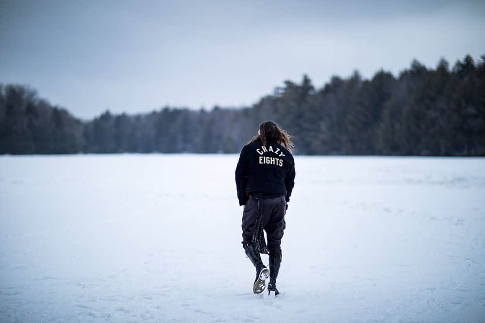 ジェイソン・モモアさんのインスタグラム写真 - (ジェイソン・モモアInstagram)「happy valentine’s day my lovees i’m sorry papas not home  it’s -20 in canada today. working outside with my cast and crew of SEE 2. just want to send my aloha to everyone i’m thankful for all of you  we are making art. in the fucking COLD but we are doing what we love  @thefrozenfewofficial  photo @kurpius. aloha papa.  see u soon」2月15日 2時44分 - prideofgypsies