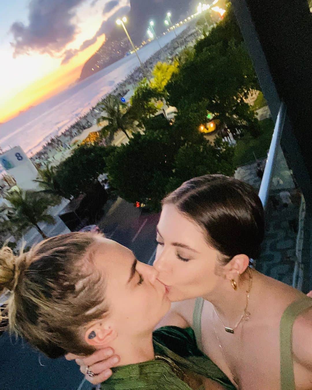 カーラ・デルヴィーニュのインスタグラム：「A kiss with a cause. This Valentine’s Day when you share a photo of you and a loved one— a significant other, a friend, a pet—you can also raise awareness and help create a future with more survivors thanks to @su2c #KissCancerGoodbye campaign ❤️」