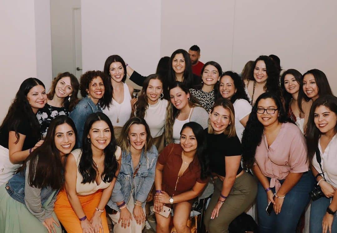 Nicole Mejiaのインスタグラム：「JUMP love 💕  Three weeks ago, at the @anempoweredyou event, we had the largest physical gathering of the JUMP community. My heart, it swelled!!! 🥰 Happy Valentines to all the ladies in my life, whether physically, digitally, or a bit of both. People say that social media disconnects us but if you’re intentional and use it to actually be social, it’s fertile ground for growth, connection, and learning. 🌿  And speaking of JUMP, we’re currently in the EARLYBIRD signup period for our next round. Using the coupon EARLYBIRD at checkout will get you $20 off of the 4-week program. If you’re ready to develop healthy habits amongst a community of like-minded women, we’re here to guide you through it.  Our next JUMP: March 30 – April 26 ✨ 👉🏼 Signup on luly.co 👈🏼 @lulyapp」