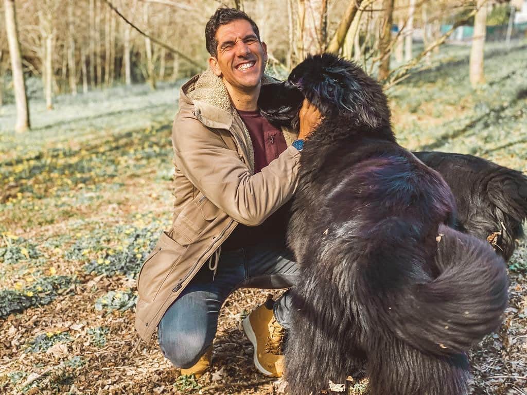 ゴルカ・イライソス・モレノのインスタグラム：「Amar, en cualquiera de sus formas.  Es un  acto de gratitud y generosidad. Es un acto de presencia, de acompañamiento, de comprensión. En definitiva; todo aquello que nos gustaría para con nosotros. Así que, todo empieza amándose a uno mismo. Conociendo virtudes y defectos, aceptando que en las situaciones incómodas reside el crecimiento.  Y que el amor es esa cualidad que reside en nuestro interior desde el día que nacemos. ¡Amar como forma de vida! #sanvalentin #amar #amor #formadevida #terranovas  @terranovasdesheadrisa」
