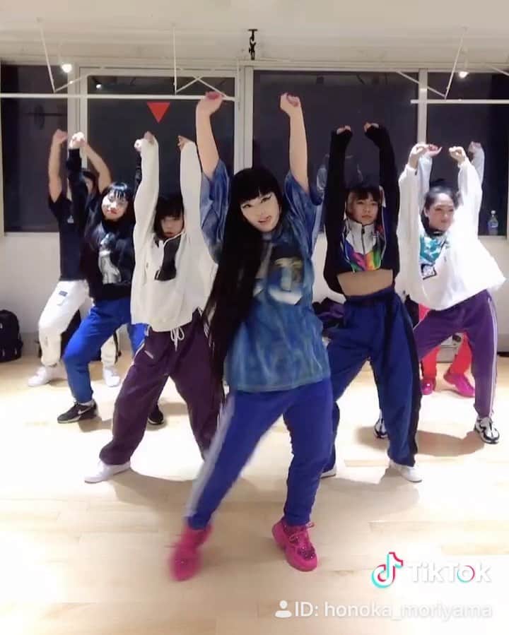 森山穂乃香のインスタグラム：「ほのかと一緒にTikTokも出来るのは金曜日レッスンの特権👸🏻🇯🇵金曜日の20:00-21:50 貸しスタジオで教えてるよー！細かく教えられるので、私のオススメすぎるレッスンだよ！詳細はレッスン前日にストーリーに載せるのでチェックしててね🔥🔥🔥」
