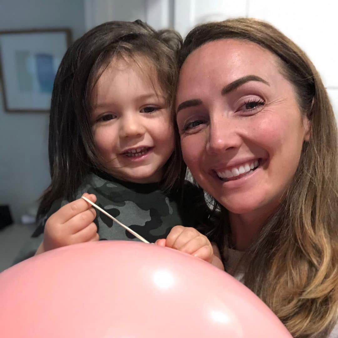 クリスティン・ヒルデブランドのインスタグラム：「HAPPY LOVE DAY. 💕 My love for this little person (& his daddy) pretty much consumes me. Also, Rhett has no clue what Valentine’s Day is but he agreed to be my valentine anyway (swipe to the video to see) 😏🥰🎈💕 #loveday #vday #bemine #valentines」