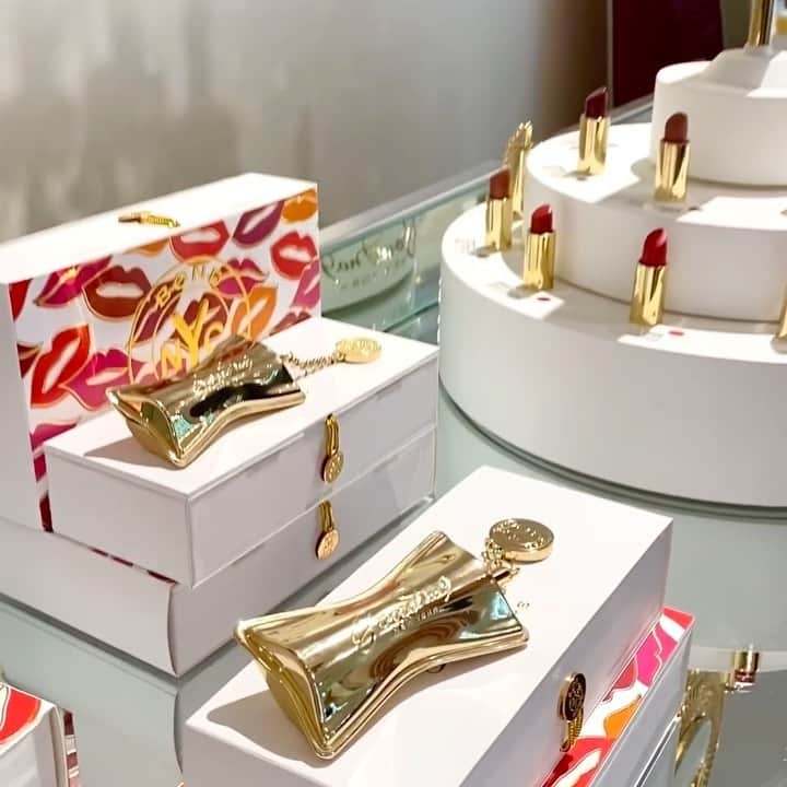のインスタグラム：「Happy Valentine’s Day from Bond No. 9! Watch as our Director of Boutiques swatches one of our newest plum shades - New York Nights.」