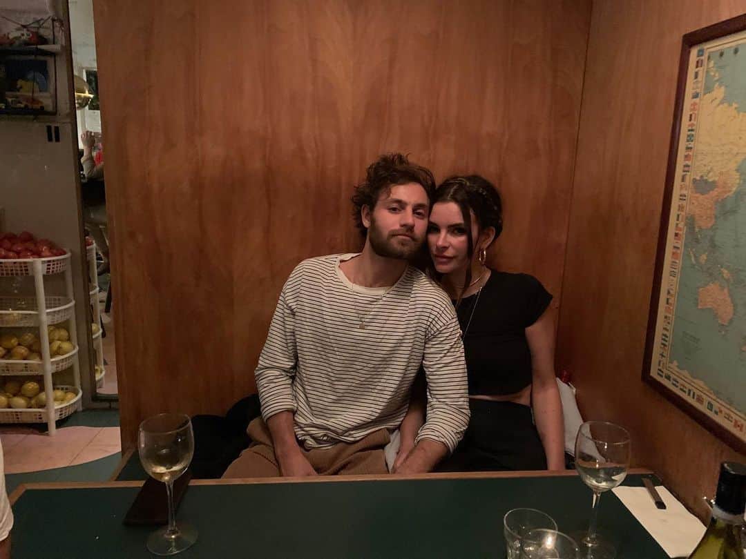 ケリー・オックスフォードのインスタグラム：「When you have found the best balance of all things it feels like personal miracles are happening every day.  Happy Valentines Day. 🌹」