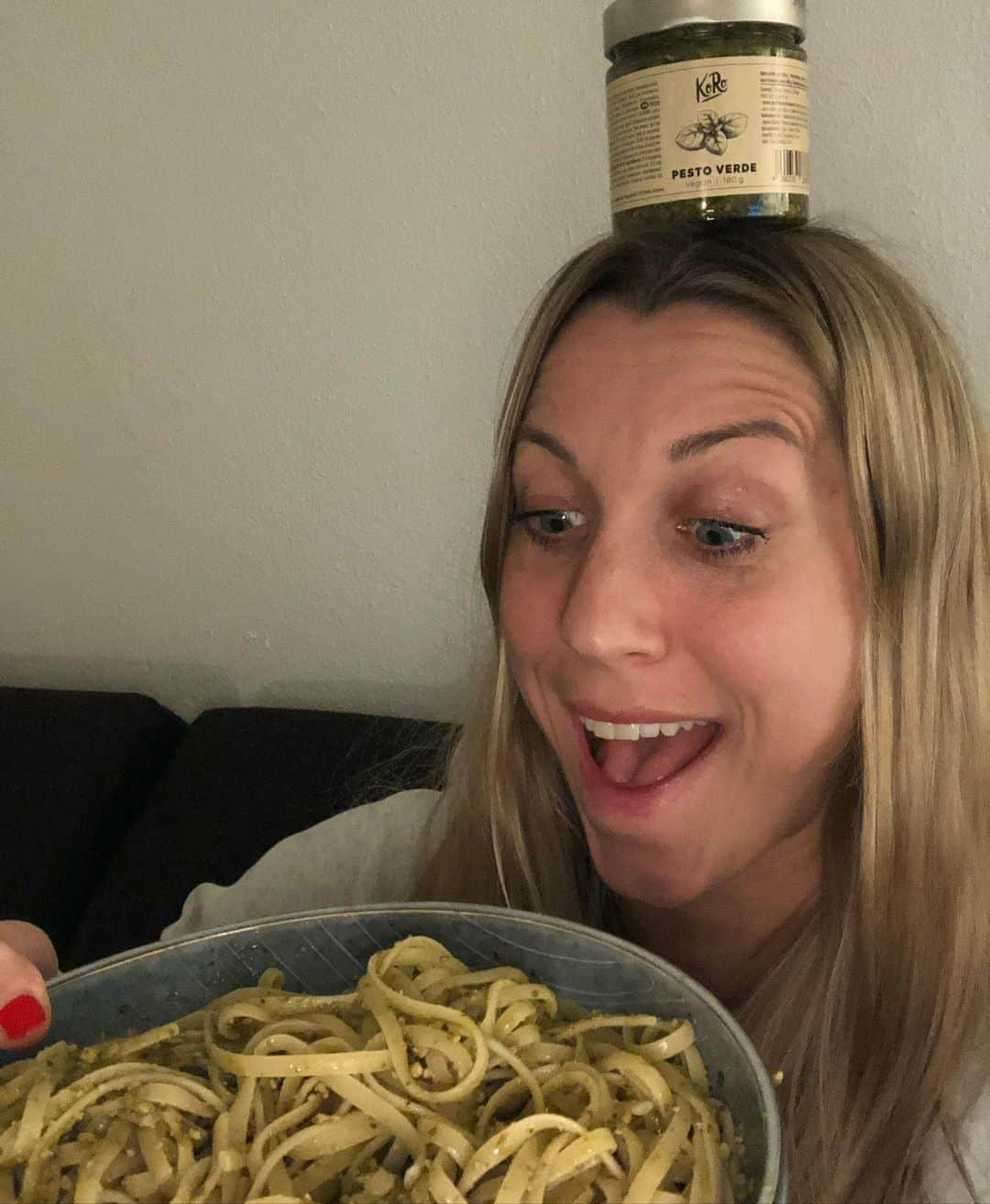 Verena Faisstさんのインスタグラム写真 - (Verena FaisstInstagram)「😲 Alles @koro_de oder was?! Ich liebe diese Pesto - am liebsten mit Basilikum. Und ihr so? Team 🌿 oder Team 🍅? Mit dem Code SCHWEERS gibts 5% im Shop!  #korolicious #korokorokoro #pestoverde #yummy #happyvalentinesday #tschö」2月15日 3時29分 - vereni2205