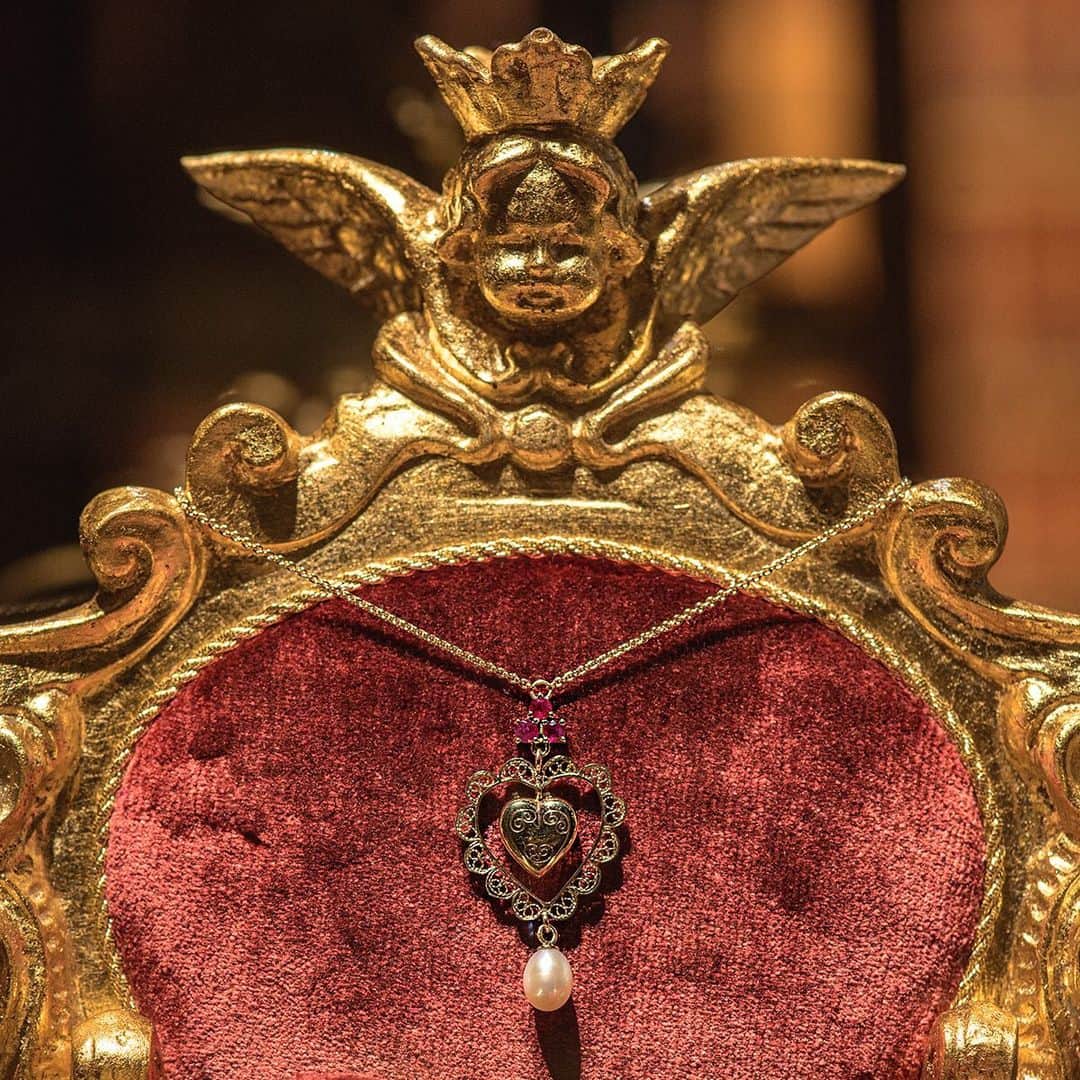 のインスタグラム：「The Sacred Heart, the emblem of love, characterizes the jewels and the accessories which shine in the Venice Boutique in Calle Larga XXII Marzo, San Marco, Venice dedicated to lovers everywhere on Valentine’s Day. #DolceGabbana #DGLovesVenice #DGFamily #DGFattoAMano」