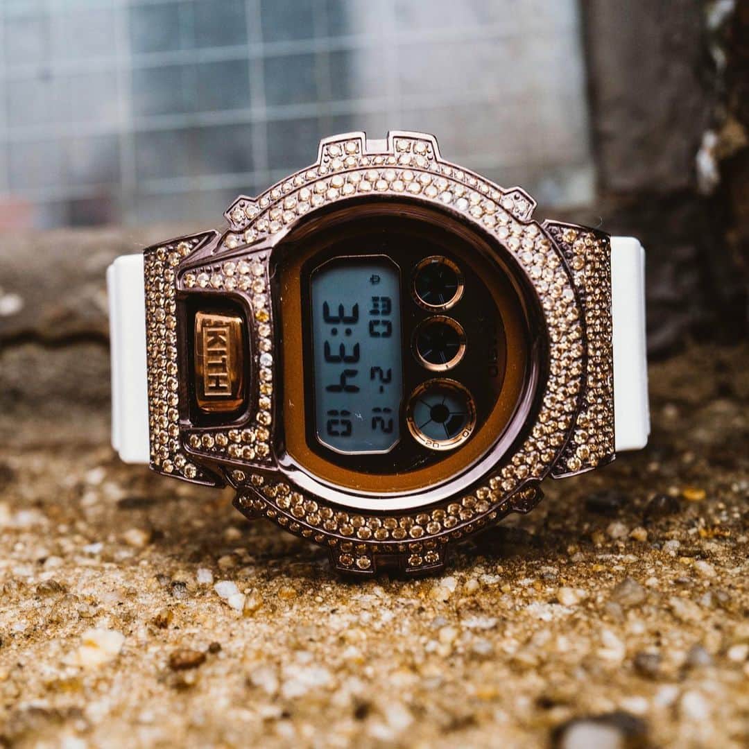 HYPEBEASTさんのインスタグラム写真 - (HYPEBEASTInstagram)「@hypebeaststyle: Take a look at @gregyuna's custom 1 of 1 @kith G-Shock watch for @ronniefieg. The watch has about 400 stones and has about 5.5 carats in diamonds. ⁠⠀ Photo: @nextsubject」2月15日 3時41分 - hypebeast