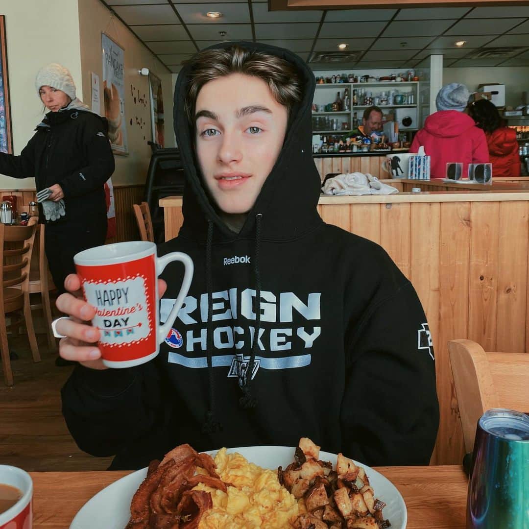 ジョニー・オーランドのインスタグラム：「17 years single 🥴」